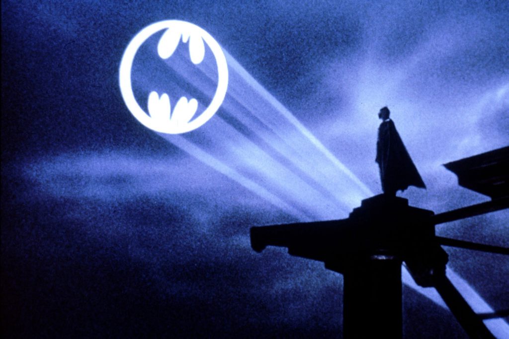 #217Việc chiếu logo Batman lên bầu trời có khả thi ở ngoài đời thực hay không?—…