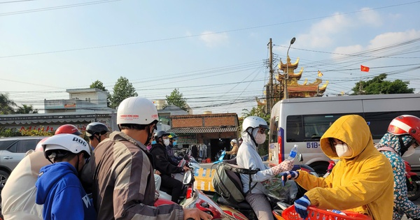 can-bo-xa-o-long-an-phat-hon-15000-chai-nuoc-suoi,-banh-mi-mien-phi-cho-dan-mien-tay-ve-tp.hcm