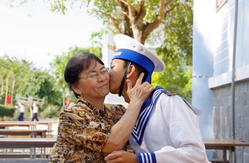 cam-dong-than-nhan-den-tham-cac-chien-si-tre