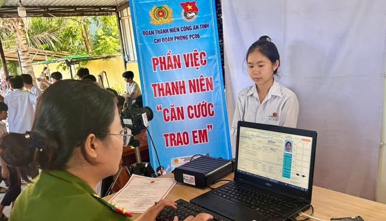 cong-an-binh-thuan-den-tan-cac-truong-thcs-lam-can-cuoc-cho-cac-em-hoc-sinh