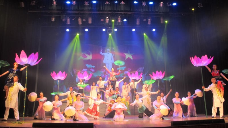 le-hoi-lang-sen-quy-mo-toan-quoc:-khanh-thanh-thap-9-tang-va-tuong-dai-“bac-ho-ve-tham-que”