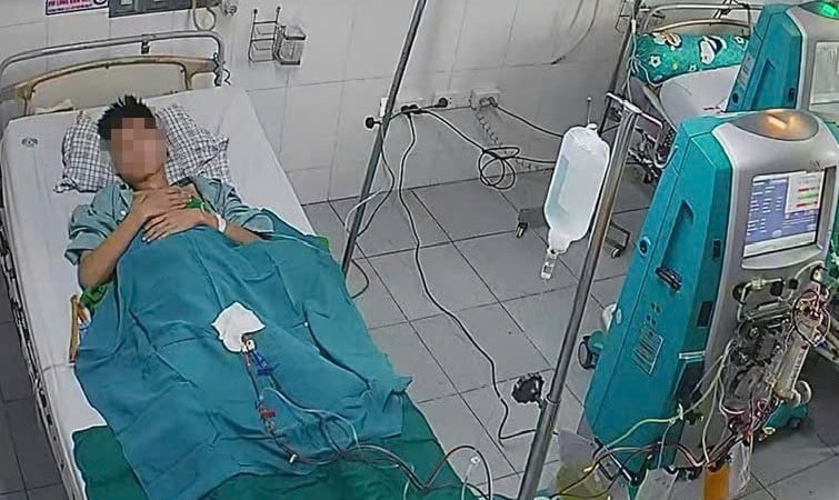 thieu-nien-14-tuoi-bong-dung-te-bi,-liet-2-chan-vi-benh-hiem-gap-nguy-hiem