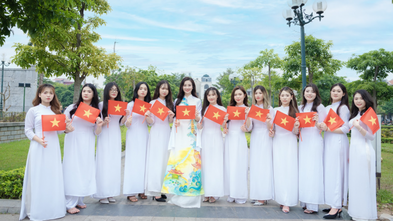 co-giao-lan-toa-tinh-yeu-nuoc-bang-ca-trai-tim-den-hoc-tro-truong-ivs