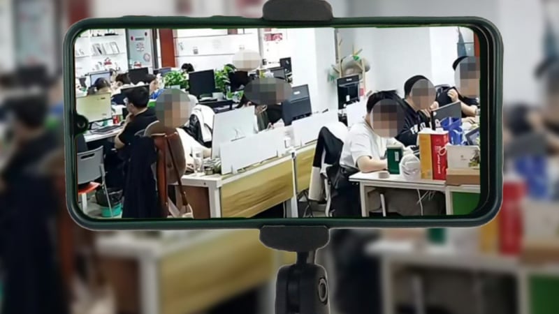 nhan-vien-keu-troi-vi-bi-livestream-lam-viec-cuoi-tuan