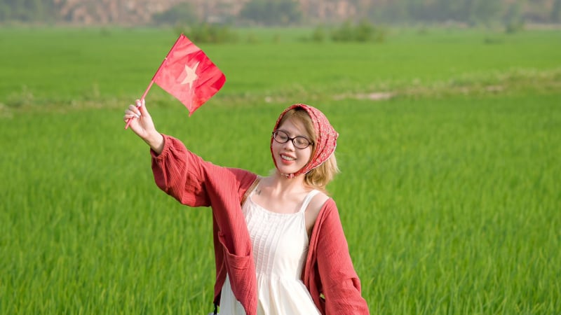 dieu-dac-biet-trong-bo-anh-“mau-cua-hoa-binh”-cua-nu-du-khach-dan-toc…