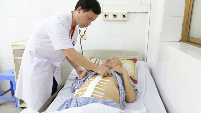 bong-dung-vo-phinh-dong-mach-chu-bung,-cu-ong-soc-mat-mau-nguy-kich