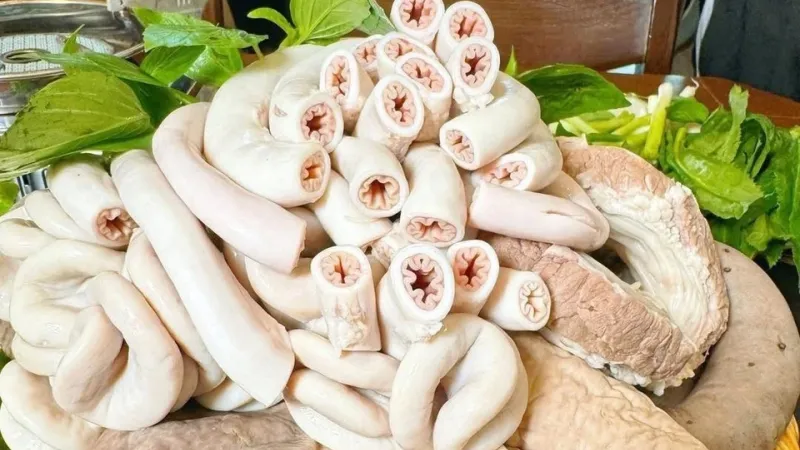 mua-long-xe-dieu-ve-an,-gia-dinh-ta-hoa-khi-bat-gap-ca-giun-san