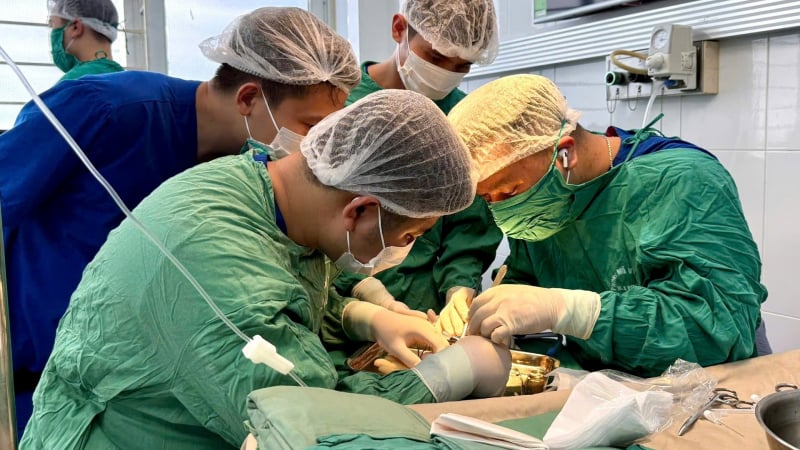 ky-dieu-phau-thuat-noi-thanh-cong-ca-benh-dut-roi-ban-tay-do-tai-nan-lao-dong