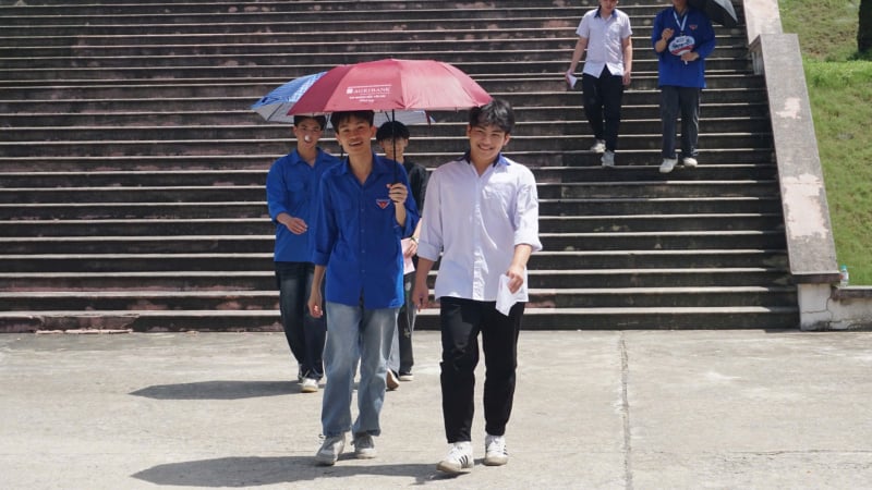 si-tu-yen-bai-hoan-thanh-ngay-thi-thu-nhat-vao-lop-10-duoi-troi-nang-nhu-do-lua