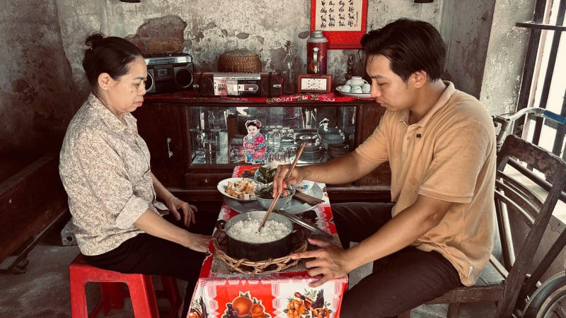 huong-vi-bua-com-que-nha-xua-duoc-tai-hien-duoi-doi-tay,-goc-nhin-cua-chang-trai-9x