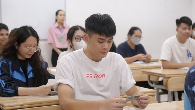 3-thu-khoa-thi-tot-nghiep-thpt-2025-cuc-dinh-cua-ha-noi,-thu-khoa-kep-den-tu-truong-top-dau