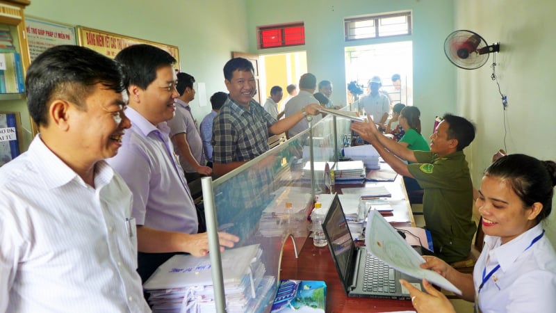 cong-chuc-bi-tinh-gian-bien-che-se-duoc-tang-tro-cap