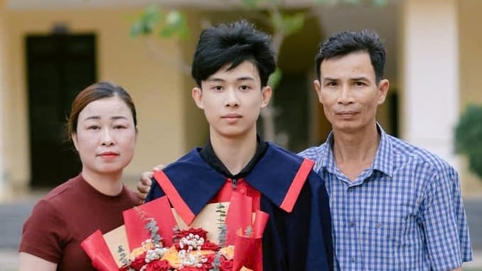 dang-vien-tuoi-18-gianh-2-diem-10-mon-lich-su-va-dia-ly,-nuoi-uoc-mo-khoac-ao-linh-bien-phong