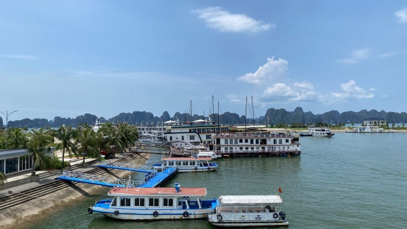 no-luc-dua-du-lich-quang-ninh-hoat-dong-binh-thuong-sau-vu-lat-tau-tren-vinh-ha-long