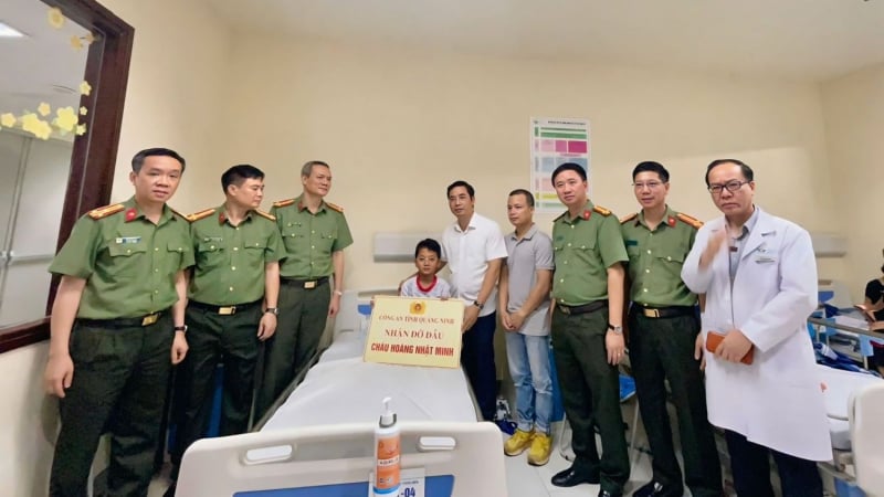 vu-lat-tau-o-vinh-ha-long:-cong-an-quang-ninh-nhan-do-dau-be-trai-10-tuoi-may-man-song-sot