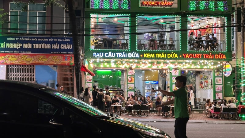 da-nang:-nhan-vien-quan-an-tran-ra-duong-cheo-keo-du-khach-gay-phan-cam