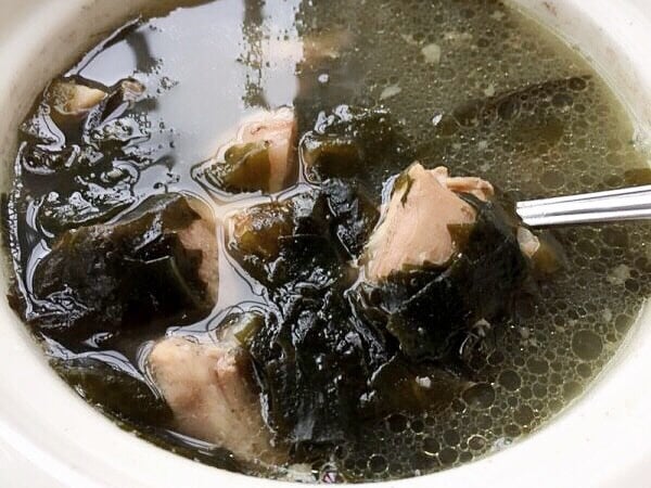 loai-rau-moc-duoi-nuoc,-canxi-nhieu-hon-sua,-gia-re-beo,-nau-canh-suon-ngot-lim