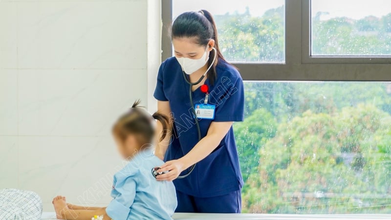 be-2-tuoi-ngo-doc-hoa-chat-vi-sai-lam-thuong-gap-cua-nguoi-lon