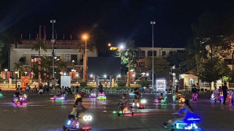 xe-dien-mini-tran-lan-tai-cong-vien-da-nang:-nguy-co-tai-nan-rinh-rap