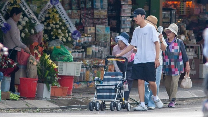 via-he-trung-tam-bi-nuot-tron,-nguoi-di-bo-chat-vat-tim-loi-di