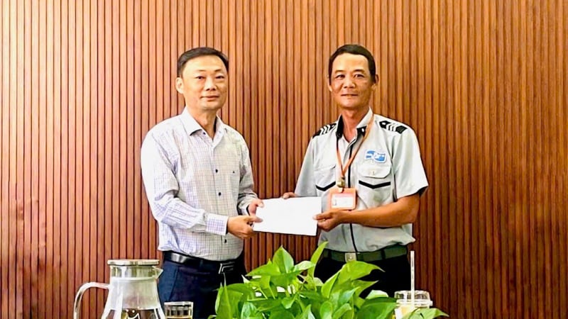 da-nang:-khen-thuong-hai-nhan-vien-bai-bien-tra-lai-tai-san-gia-tri-cho-du-khach-nuoc-ngoai