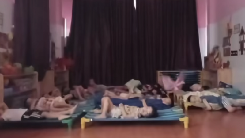 clip-14-giay-cua-co-tro-mam-non-ha-noi-khien-phu-huynh-het-loi-khen-ngoi-vi-qua-dang-yeu