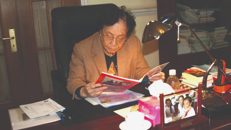 nguyen-pho-chu-tich-nuoc-nguyen-thi-binh-duoc-de-nghi-tang-danh-hieu-anh-hung-lao-dong