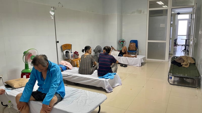 xot-xa-canh-benh-nhan-nam-hanh-lang,-giuong-xep-trong-phong-benh-o-benh-vien-ung-buou-da-nang