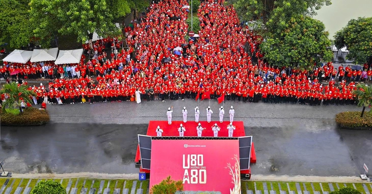 “u80-huong-ung-a80”:-hon-1.300-nguoi-cao-tuoi-hat-quoc-ca-chao-mung-quoc-khanh-2/9