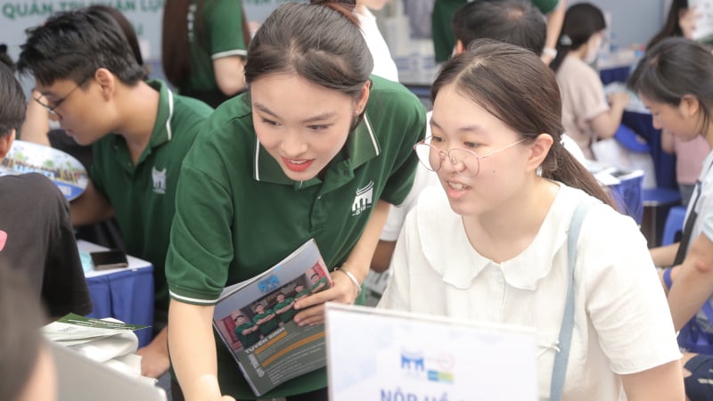 diem-chuan-dai-hoc-nam-2025-du-doan-thap-nhung-thuc-te-lai-tang:-thi-sinh-soc,-cac-truong-noi-gi?