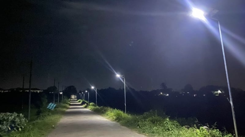 “anh-sang-xanh”-thap-sang-tung-ban-lang,-xom-bien-mua-he