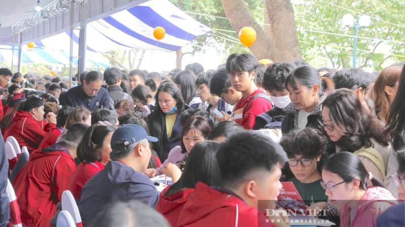 “roi-boi”-tuyen-sinh-dai-hoc-2025:-thi-sinh-“sot-xinh-xich”,-nha-truong-co-diem-chuan-van-chua-yen
