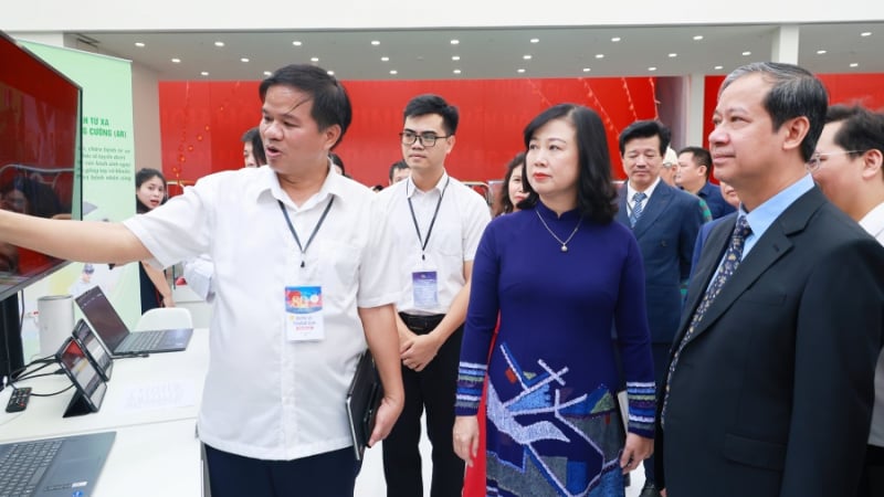 nguoi-dan-tan-mat-chung-kien-kham-benh-ai,-phong-mo-ao-tai-trien-lam-lon-nhat-tu-truoc-den-nay