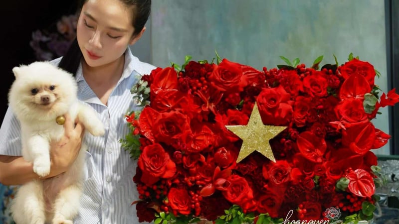 chi-dep-ha-thanh-tai-hien-quoc-ky-bang-hoa-tuoi-mung-tet-doc-lap