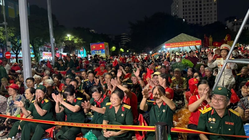 dem-khong-ngu,-nhieu-lan-dam-mua-cua-hang-van-nguoi-dan-cho-xem-dieu-binh,-dieu-hanh
