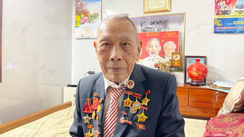 cuu-binh-98-tuoi-gay-xuc-dong-trong-ngay-tong-duyet-dieu-binh:-“met-nhung-toi-vinh-du-lam!”