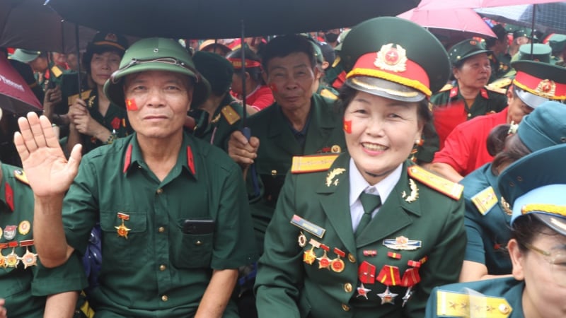 cuu-binh-80-tuoi-vuot-hang-nghin-km-ra-ha-noi-xem-dieu-binh,-dieu-hanh