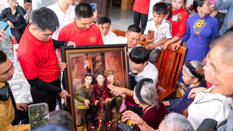xuc-dong-giay-phut-me-viet-nam-anh-hung-nhan-di-anh-2-con-liet-si-sau-hon-nua-the-ky