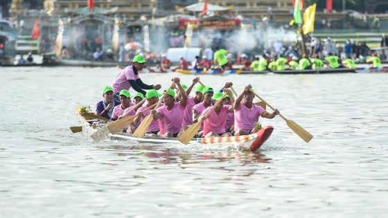 nguoi-dan-tp-hue-leo-cay,-chen-chan-xem-dua-thuyen-mung-quoc-khanh-2/9
