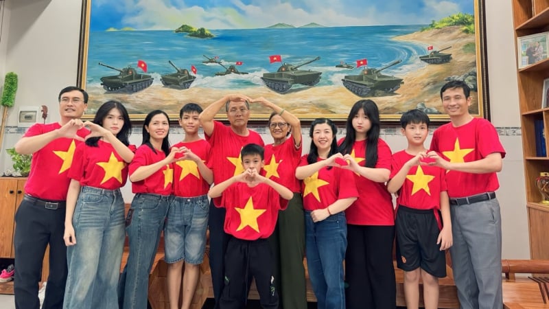 la-co-to-quoc-va-buc-anh-bac-ho:-“soi-chi-do”-xuyen-suot-3-the-he-trong-mot-gia-dinh
