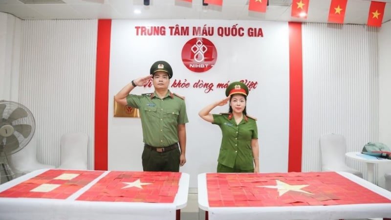 hai-vo-chong-cong-an-tao-hinh-quoc-ky-tu-160-giay-chung-nhan-hien-mau-tinh-nguyen