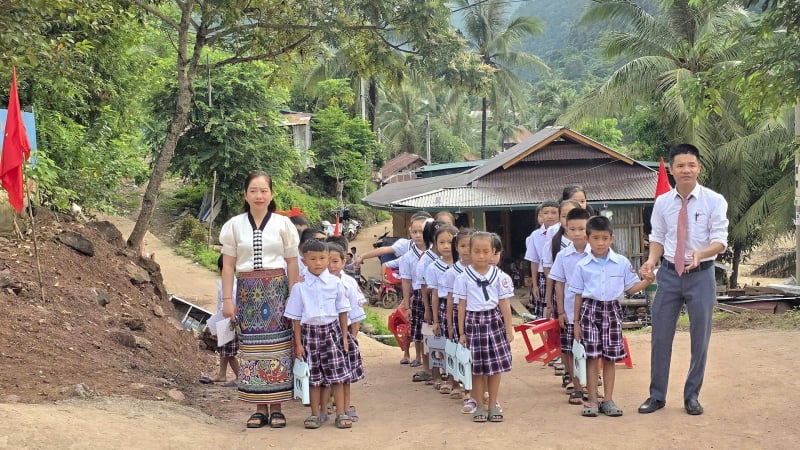 truong-lop-bi-tan-pha,-mua-lu-lich-su-khong-the-ngan-buoc-chan-hoc-sinh-den-du-khai-giang