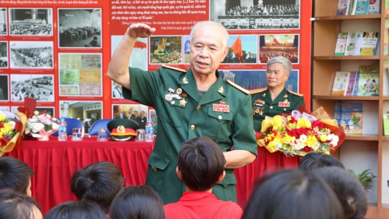 cuu-binh-ke-lai-thoi-khac-lich-su-thong-nhat-dat-nuoc-tai-le-khai-giang,-hoc-sinh-khong-roi-mat