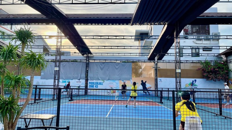 da-nang-tuyt-coi-san-pickleball-mo-tu-sang-den-khuya,-gay-on-trong-khu-dan-cu