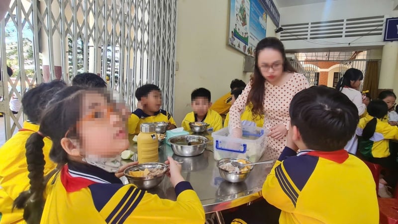 lam-dong:-tang-cuong-kiem-tra-dot-xuat-an-toan-thuc-pham-cac-bep-an-tap-the-trong-truong-hoc