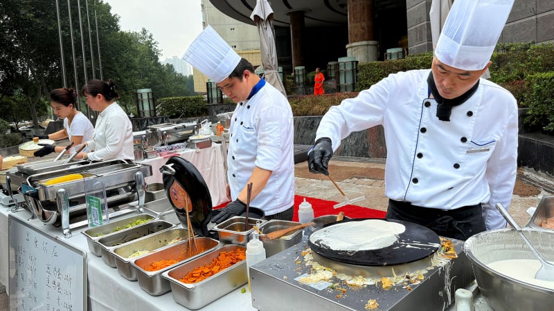 khach-san-5-sao-trung-quoc-ha-minh-ban-via-he