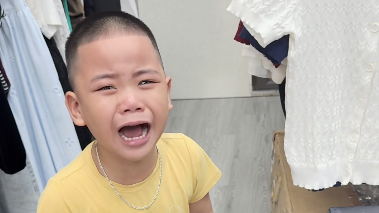 cau-be-lop-1-vua-khoc-vua-noi:-me-de-2-dua-con,-dua-ngoi-hoc,-dua-ngoi-choi-khien-ai-cung-bat-cuoi