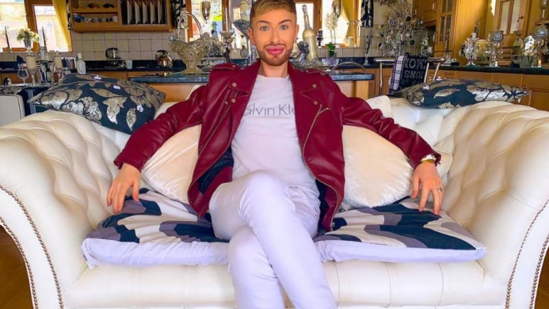 chang-trai-noi-doi-tuoi-de-duoc-tiem-filler,-gio-trai-qua-thu-thuat-vua-dau-vua-ton-thoi-gian