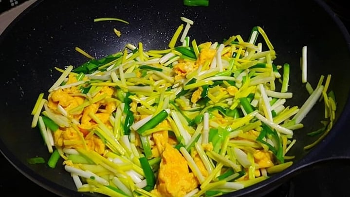 loai-rau-vang,-giup-diet-khuan,-bao-ve-mat,-nuoi-duong-gan,-xao-trung-don-gian-cung-thom