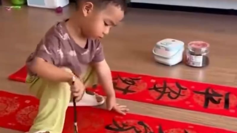 be-trai-3-tuoi-o-trung-quoc-gay-sot-vi-tai-nang-thu-phap,-viet-chu-nhu-“choi”